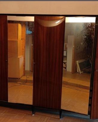 armadio vintage in legno lucido