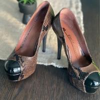 Scarpa con plateau marrone e nera pitonata