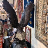 Grande scultura in bronzo Acquila che pesca