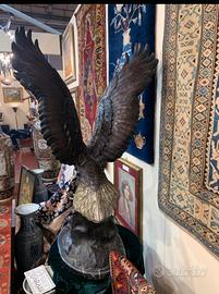 Grande scultura in bronzo Acquila che pesca