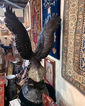 Grande scultura in bronzo Acquila che pesca