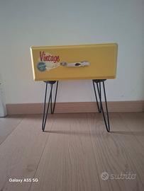 comodino giallo 