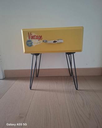 comodino giallo 