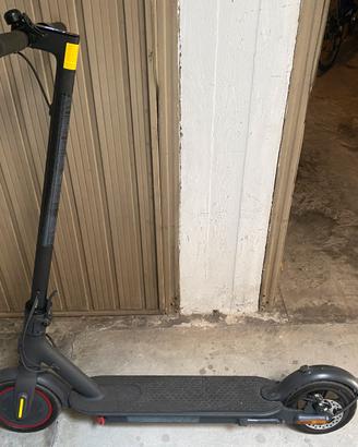 Monopattino XIAOMI MI ELECTRIC SCOOTER PRO 2