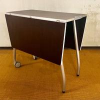 Tavolo pieghevole con ruote