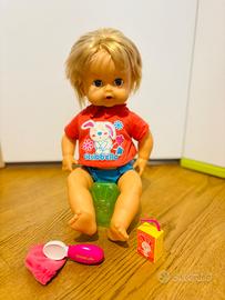 Cicciobello fa la pappa e gli scappa