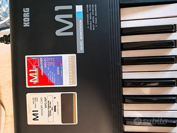  tastiera korg M1 più due schede 
