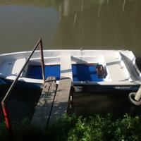 Barca a motore in vetroresina