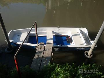 Barca a motore in vetroresina