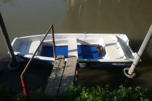 Barca a motore in vetroresina