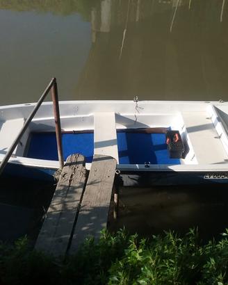 Barca a motore in vetroresina