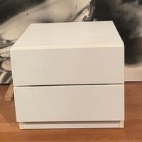 Comodino bianco laccato con due cassetti