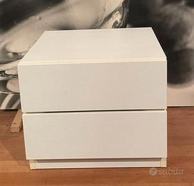 Comodino bianco laccato con due cassetti