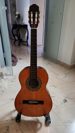 Chitarra classica con supporto stand