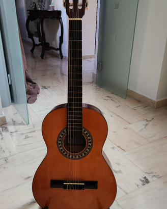Chitarra classica con supporto stand