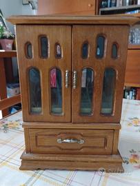 Portagioie in legno a forma di mini armadio