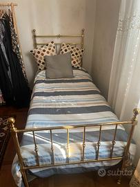 Letto singolo in ottone con materasso e rete