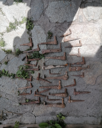 Cardini antichi per porte rustiche