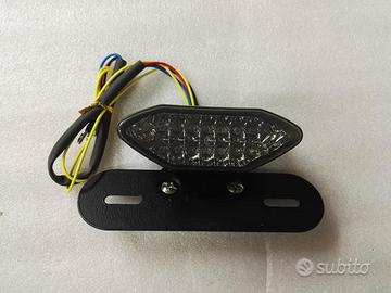 Stop posteriore led con frecce integrate targa