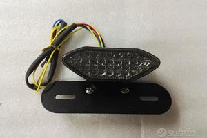 Stop posteriore led con frecce integrate targa