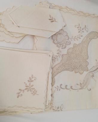 Set tovaglia e tovaglioli da 11 ricami pizzo