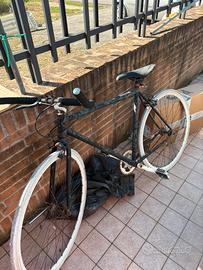 Bici fixed bianca e nera
