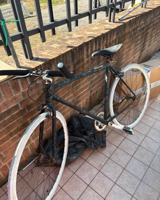 Bici fixed bianca e nera