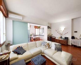 Appartamento di 146 m² con 5 locali e box auto a S