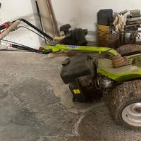 Macchina moto spazzatrice nocciole