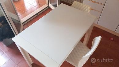 tavolo bianco allungabile e 4 sedie