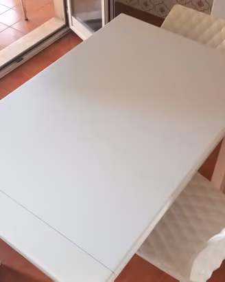 tavolo bianco allungabile e 4 sedie