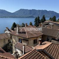 Palazzo d'epoca con giardino privato e vista lago