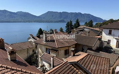 Palazzo d'epoca con giardino privato e vista lago