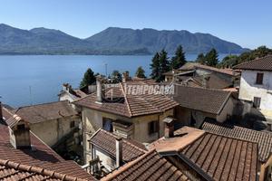 Palazzo d'epoca con giardino privato e vista lago