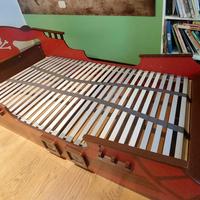Letto a vascello pirata in legno.