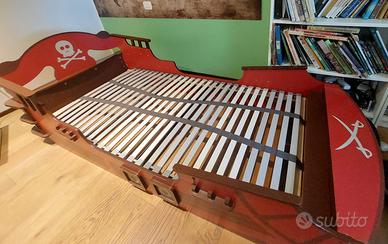 Letto a vascello pirata in legno.