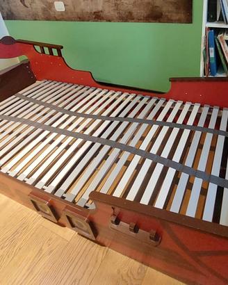 Letto a vascello pirata in legno.