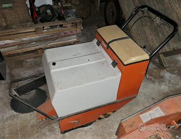 spazzatrice a batteria con trasporto