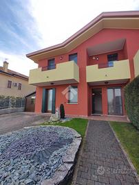 VILLA A SCHIERA D'ANGOLO A CORREZZOLA