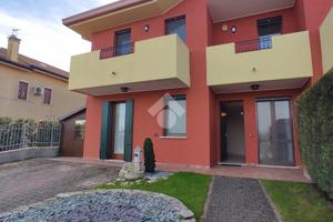 VILLA A SCHIERA D'ANGOLO A CORREZZOLA