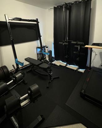 Attrezzatura palestra completa – Pesi, panca, ecc.