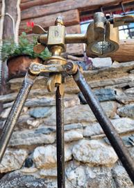 treppiede antico  in ottone 