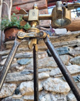 treppiede antico  in ottone 