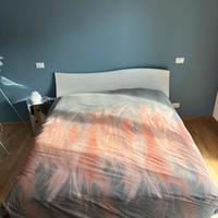 Letto matrimoniale bianco