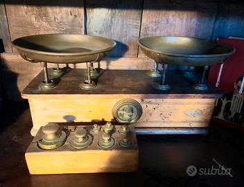 Bilancia antica con pesi