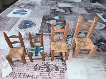 Miniature di sedie impagliate 