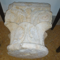 Antico capitello in pietra calcarea