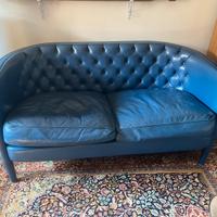 Divano Chesterfield in pelle blu