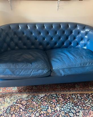 Divano Chesterfield in pelle blu
