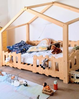 Lettino montessoriano in legno a forma di casetta
